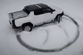 Then the electric truck does donuts and drifts because why not. Watch The Hummer Ev Crabwalk Its Way Through The Snow Carbuzz
