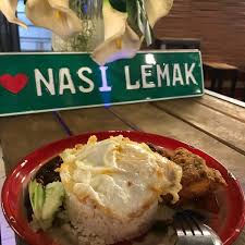 Segmen kaki buku @ nasi lemak kopi o menampilkan penulis buku 'hebatnya susu ibu!', pn rita rahayu omar (ibclc, perunding laktasi @ susuibu.com), dengan ditemani anak keempat beliau, aariz. Fotos En Nasi Lemak Kopi O Kubang Kerian Kelantan