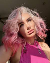 Courtney New's Instagram, Twitter & Facebook