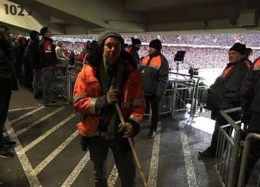 Throwback to the time this Liverpool fan dressed up as a cleaner to get  into the Allianz arena without a ticket for Liverpool's away trip to Bayern  in 2019 🤣