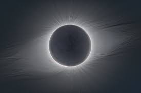 Elles montrent le dernier rayon de lumière solaire puis l'apparition des protubérances et de la couronne. Une Eclipse Solaire Totale Marque Le 50eme Anniversaire De La Silla Eso Belgique