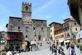 Cortona is a small but fascinating city in the province of arezzo, tuscany, central italy, situated on a commanding hill, and overlooking lake trasimeno.its cyclopean walls reveal its etruscan origins. Private Fuhrung Durch Cortona 2021 Arezzo Tiefpreisgarantie