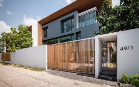 Agar pagar batu alam tetap awet dan indah serta tidak kusam maka pengecatan dilakukan kembali menggunaka coating. Hk8wi2kkmnbvxm