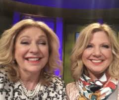 De presentatrice duikelt gewoon graag van het ene verhaal in het andere, komt om in de ideeën, ventileert een mening hier en een gedachtenspinsel daar. Tv Zusjes Janny En Loretta Vanavond Samen Op Tv