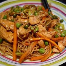 Yakisoba Au Poulet Nouilles Sautees Au Poulet Nouilles Sautees Poulet Recette Ramen Cuisine Asiatique