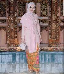Dan dari sekian pakaian yang beredar di pasaran. 30 Model Kebaya Untuk Orang Gemuk Dijamin Stylish Updated 2021 Bukareview