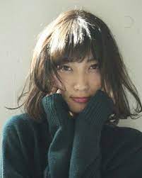 ストールやマフラーが可愛く似合う 重めボブ 前下がりボブ ヘアスタイル集 キナリノ 前下がりボブ 重め ボブ ボブ