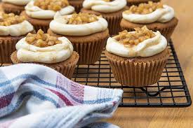 Cupcakes Pommes Cannelle Et Glacage Au Fromage A La Creme Dessert Gateau Cupcake Pomme Easy Desserts Desserts Mini Hamburgers