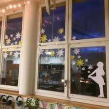 Unser Fensterschmuck Zum Thema Sterne Sterntaler Fenster Fe Basteln Weihnachten Fenster Fensterdeko Weihnachten Basteln Fensterbilder Weihnachten Basteln