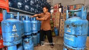 Kami menyediakan lpg/elpiji dengan kapasitas 12 kg dan 50 kg, untuk berbagai kebutuhan produksi anda seperti untuk keperluan water heater, genset bali petro jaya siap membantu kebutuhan gas lpg/elpiji industri anda, dari pengadaan isi ulang (refill) dan tabung gas kapasitas 12 kg dan 50 kg. Di Malang Harga Elpiji 12 Kg Naik Rp 18 000 Tabung Tribunnews Com Mobile