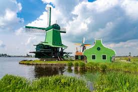 Auch in den postämtern kann geld gewechselt werden sowie in den wechselstuben (gwk, geldwisselkantoren). Netherlands North Holland Amsterdam Historic Windmill On Bank Of Zaan River Stockphoto
