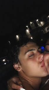 Di dalam video 'selfie' sang monyet, tampak monyet itu ingin mencoba memakan smartphone. Pinterest Nofeelings Couple Goals Teenagers Couple Goals Relationships Relationship Goals Pictures