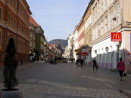 La o aruncatura de bat de sat, pe dealul plesu, exista aceasta grota rupestra sapata in printre elevi era primit si cate un satean, iar pretul studiilor era cerut adesea in grane sau lemne. BraÈov Bucket List 24 De Lucruri De FÄcut Prin BraÈov Partea I