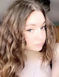 Abigail Thomas's Instagram, Twitter & Facebook