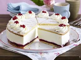 Rezept Kase Sahne Torte Mit Preiselbeeren Kase Sahne Torte Kase Sahne Torte Rezept Kuchen Und Torten