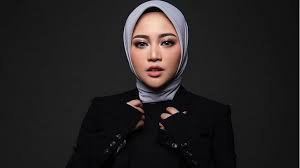 Rachel vennya mengaku meneteskan air mata lantaran menyadari membludaknya uluran tangan kompas.com/dian reinis kumampung youtubers yang juga selebgram rachel vennya saat. Netizen Geger Rachel Vennya Putuskan Lepas Hijab