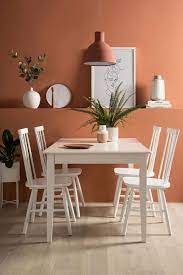 Por lo general se pinta todo igual, pero utilizando algún complemento en la decoración que de calidez al sitio, algo de un tono cálido como el color del tapizado de las sillas o simplemente un centro de mesa. Colores Para El Comedor Para Pintar Y Decorar Decoraideas