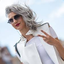 Les plus connues sont les colorations permanentes. Comment Bien Porter Les Cheveux Gris Elle