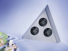 um zusatzlich mehr stromanschlusse in der kuche zu haben ist die benutzung einer ecksteckdose moglich diese steckdosen steckdosenleiste steckdosenleiste kuche