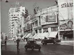 احد شوارع الاسكندرية و نرى في الصورة سينما ستراند حيث تعرض فيلم بعنوان رجل لا يموت 1956 Alexandria Egypt Egypt History Ancient Alexandria