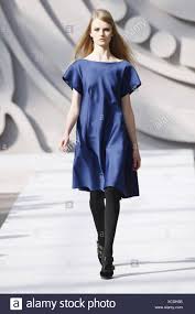 Poshmark makes shopping fun, affordable & easy! Alberta Ferretti Mailand Bereit Zu Verschleiss Herbst Winter Plain Blauen Sack Kleid Schwarzen Strumpfhosen Und Riemchen Schuhe Stockfotografie Alamy