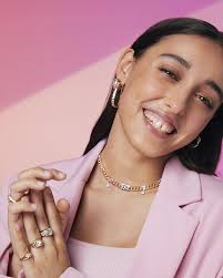 Checco Zalone ha una sola missione: mantenere il posto fisso! 😂 "Quo  vado?" ti aspetta in streaming su #MediasetInfinity 👇  https://www.mediasetplay.mediaset.it/movie/quovado/quo-vado_F306558901000101