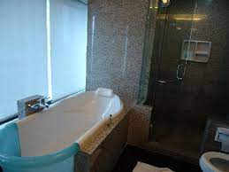 Beragamnya model bathtub yang ada kadang membuat kita bingung menentukan pilihan bathtub yang sesuai dengan model kamar mandi di rumah. Bath Tub Picture Of Manhattan Hotel Jakarta Tripadvisor