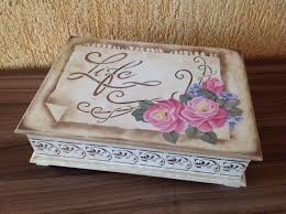 Caixa De Mdf Decorada Com Papel Porta Joias Em Mdf Decorado Com Stencil E Decoupage Parte Interna Flocada Www Ideiasartesanato Com Brporta Joia Caixa Mdf Decorada Caixas Pintadas Caixa Mdf