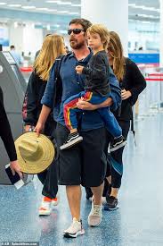 Le menaçant d'abandonner la fusillade s'il ne démissionnait pas. Christian Bale Look Summer Ready As He S Spotted With His Wife And Kids At The Miami Airport Daily Mail Online