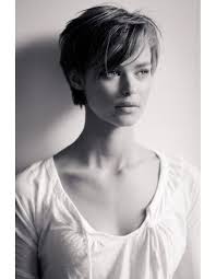 Quelles est la tendance coiffure femme 2015 pour cet automne ? Coupe Courte Feminine Coupe De Cheveux Courte Cheveux A La Garconne Cheveux Courts
