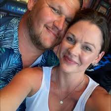 What are some kid-friendly seafood restaurants in St. Augustine that can  accommodate a large group?