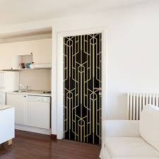 Cuisine De Studio Tres Simple Avec Personnalisation De La Porte A L Aide D Un Sticker De Porte Art Deco Cet Adhesif De Porte Noir Et O Deco Design Deco Maison