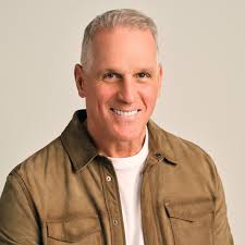 The Golden Bachelor is coming back for season two with former NFL player  Mel Owens serving as the ABC series' leading man. bit.ly/3YJpDt3