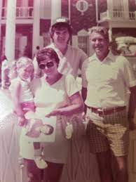 Bức ảnh gia đình chụp cùng Conway Twitty năm 1982