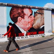 Mein Gott Hilf Mir Diese Tödliche Liebe Zu überleben East Side Gallery Lethal Love East Side Gallery East Side Berlin Wall