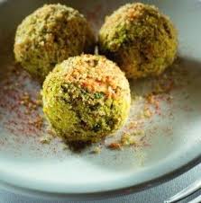 Unite al composto di ceci ottenuto il sale, il peperoncino, l'olio extra vergine di oliva e il latte di soia utile per ammorbidire le nostre polpette. Polpettine Di Ceci E Curcuma Cuisine Vegetarienne Cuisine Italienne Cuisine