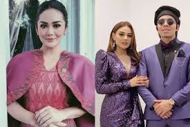 Acara pernikahan atta halilintar dan aurel hermansyah digelar sangat megah di hotel raffles kuningan, jakarta. Umumkan Tanggal Pernikahan Dengan Atta Halilintar Krisdayanti Beri Respon Menohok Tentang Aurel Hermansyah Saya Tidak Mengenal Sosoknya Semua Halaman Grid Fame