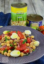 Tonul din aceasta reteta de salata cu ton si legume este bogat in fosfor, vitamine si proteine usor de absorbit de catre organism. Salata De Naut Cu Ton Si Oua De Prepelita Cobb Salad Food Salad