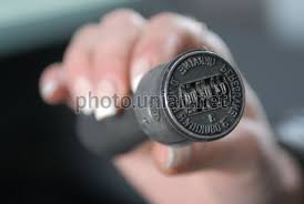 Фото Робітниця «Укрпошти» демонструє печатку - УНІАН