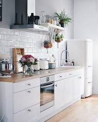 White Kitchen In Dieser Wunderschonen Kuche Stimmt Jedes Detail Viele Pflanzen Viel Holz Viel Tageslicht So Kuchen Design Wohnung Kuche Kuche Altbau Ideen