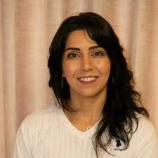 بعد ما توفت بنتي حسيت بفراغ، كل اشي بذكرني فيها" الحاجة ختام بعد خسرت بنتها  بحادث طرق، قررت تساعد الاطفال حتى ما يخسروا حياتهم، بعدها تطورت وفتحت مكتبة  على اسم بنتها. #من_ايدين_ستي #