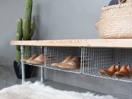 Wah, rak susun kayu minimalis yang multifungsi ini sepertinya wajib untuk anda miliki. Desain Rak Sepatu Unik Kreasi Tempat Sepatu Seunik Pribadi Anda