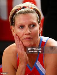 Swifts captain Catherine Cox celebrates victory with Kimberlee Green...  Fotografía de noticias