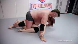 سكس مصارعة - تحدى ماتش على أن الفحل يقدر يقلعها ويدخله فيها ومتقدرش تمنعه