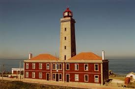 Kelime, ağırlıklı olarak özlenen şeye ya da kimseye hiçbir zaman kavuşulamayacağı duygusunu içinde barındırır. Faro Do Penedo Da Saudade Portugal Leuchtturm Turm Bilder