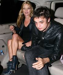 Police caught pete doherty riding an electric scooter in the early hours of the morning while searching for one of his dogs. Pete Doherty Malte Kate Moss Mit Blut Kunstwerk Wird Verkauft Leute Bild De
