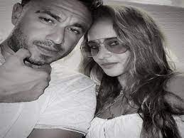 أعلنت الفنانة نيللي كريم عن زواجها خلال الفترة المقبلة، من لاعب الإسكواش السابق هشام عاشور. 10 ØµÙˆØ± ØªØ¬Ù…Ø¹ Ù†ÙŠÙ„Ù„ÙŠ ÙƒØ±ÙŠÙ… ÙˆØ®Ø·ÙŠØ¨Ù‡Ø§ Ù‡Ø´Ø§Ù… Ø¹Ø§Ø´ÙˆØ± Ø¹Ø¬Ù…Ø§Ù† Ø¨Ø±Ø³