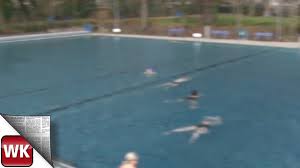 In heated water visitors can swim comfortably even when the outside temperature is still cool. Bei 15 Grad Im Freibad In Frankfurt Hausen Youtube