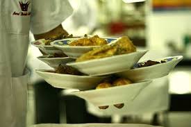 At Your Service Traditional Way Of Waiting Busing Tables Food Indonesian Food Traditional Food
