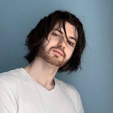 Sarah Reade's Instagram, Twitter & Facebook